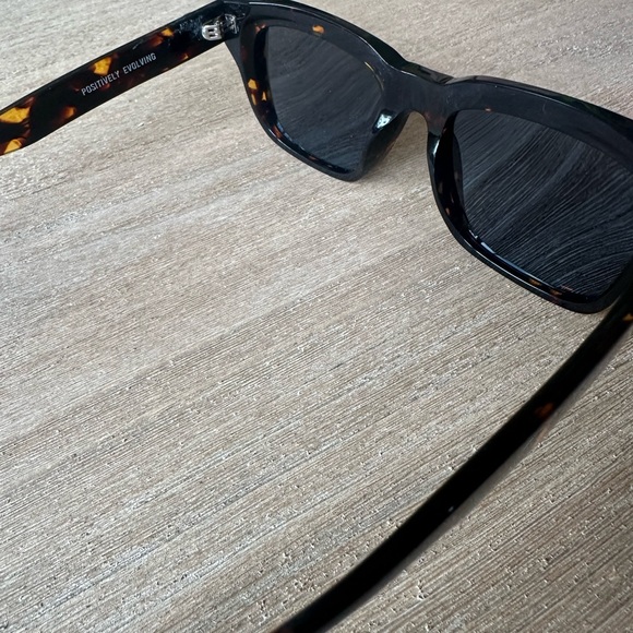 KIAURA Eichler Tortoise Shell Glasses. - Picture 4 of 4